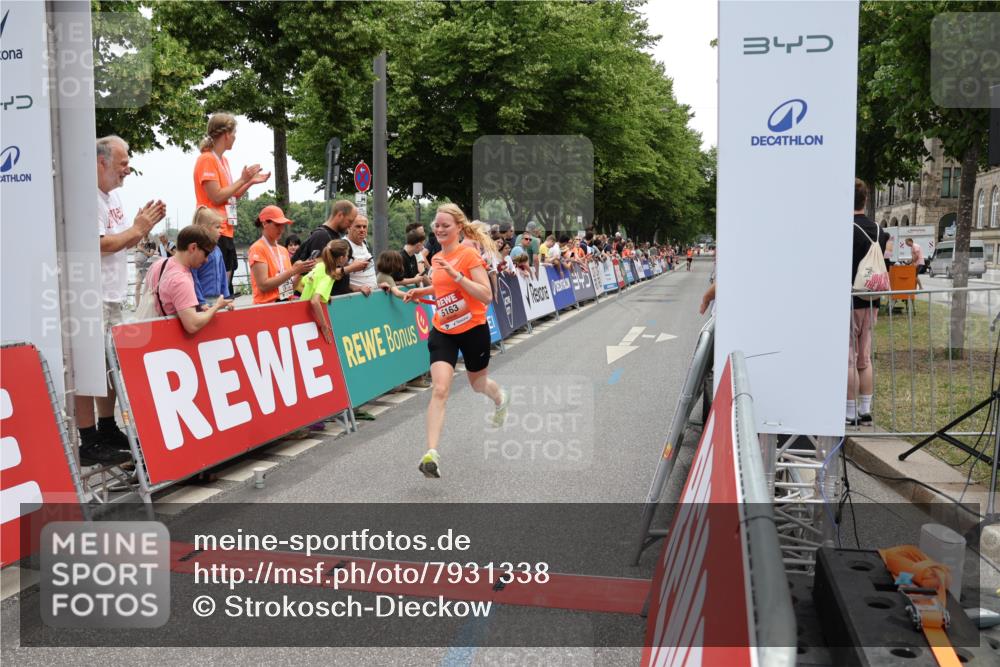 15.06.2025 - REWE Women's Run Strokosch-Dieckow http://msf.ph/oto/7931338 15.06.2025 10:54:11 Ziel 5063, 5163 meine-sportfotos.de