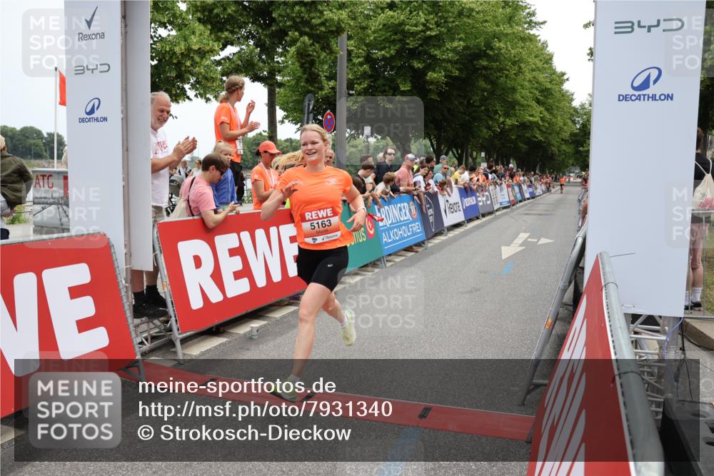15.06.2025 - REWE Women's Run Strokosch-Dieckow http://msf.ph/oto/7931340 15.06.2025 10:54:12 Ziel 5063, 5163 meine-sportfotos.de