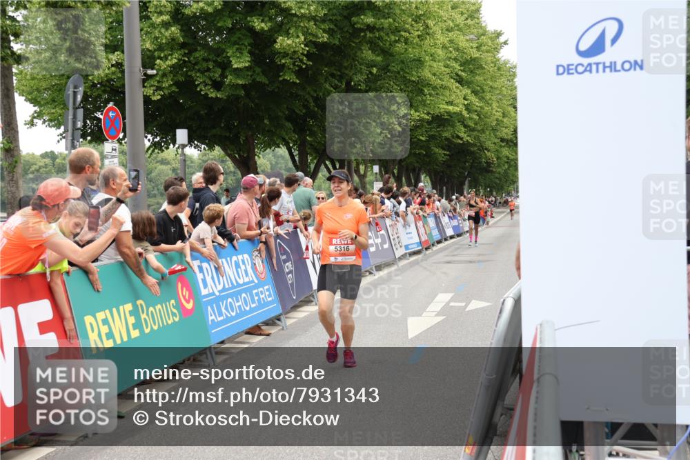 15.06.2025 - REWE Women's Run Strokosch-Dieckow http://msf.ph/oto/7931343 15.06.2025 10:54:25 Ziel 5024, 5316 meine-sportfotos.de