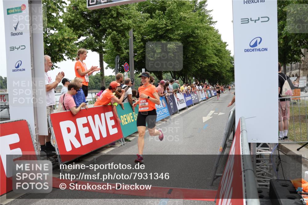15.06.2025 - REWE Women's Run Strokosch-Dieckow http://msf.ph/oto/7931346 15.06.2025 10:54:25 Ziel 5024, 5316 meine-sportfotos.de