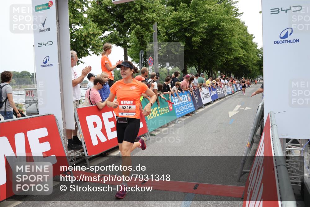 15.06.2025 - REWE Women's Run Strokosch-Dieckow http://msf.ph/oto/7931348 15.06.2025 10:54:26 Ziel 5024, 5316 meine-sportfotos.de