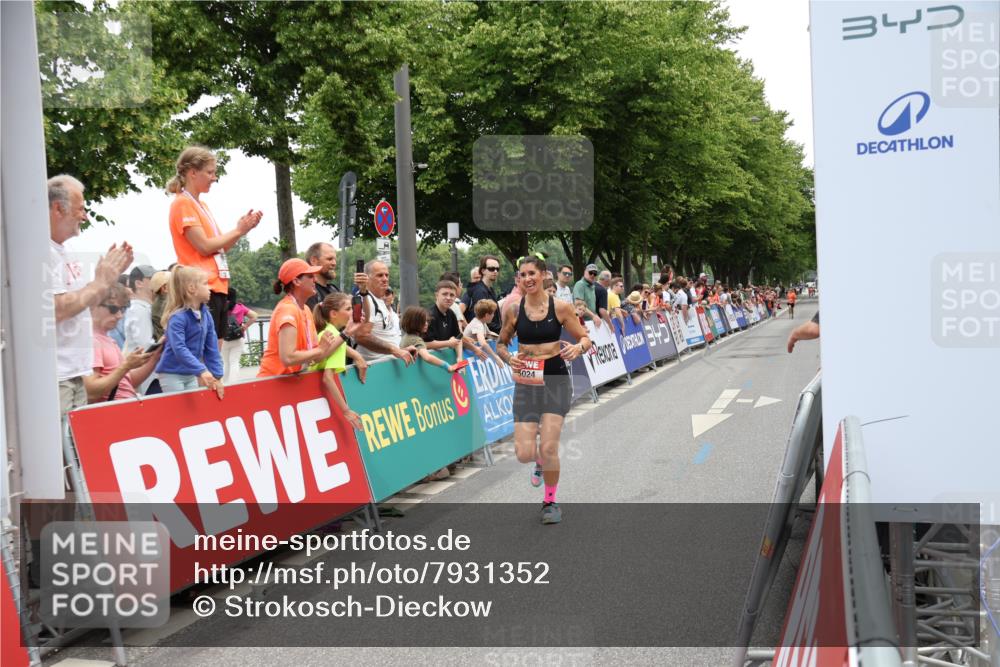 15.06.2025 - REWE Women's Run Strokosch-Dieckow http://msf.ph/oto/7931352 15.06.2025 10:54:31 Ziel 5024, 5316 meine-sportfotos.de
