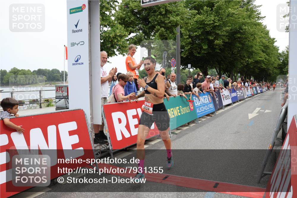 15.06.2025 - REWE Women's Run Strokosch-Dieckow http://msf.ph/oto/7931355 15.06.2025 10:54:31 Ziel 5024, 5316 meine-sportfotos.de