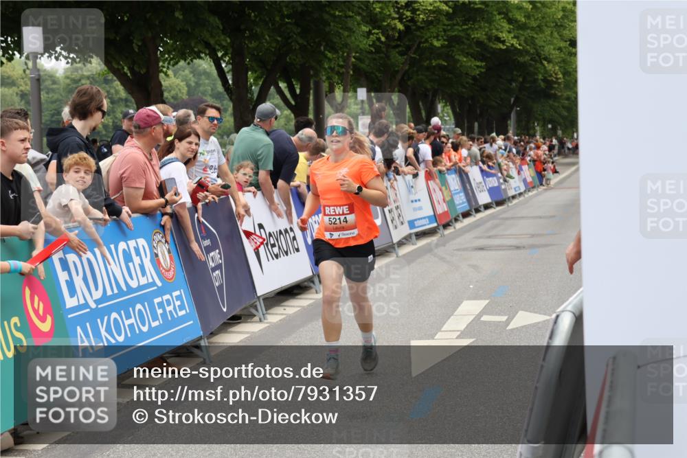 15.06.2025 - REWE Women's Run Strokosch-Dieckow http://msf.ph/oto/7931357 15.06.2025 10:54:42 Ziel 5214 meine-sportfotos.de