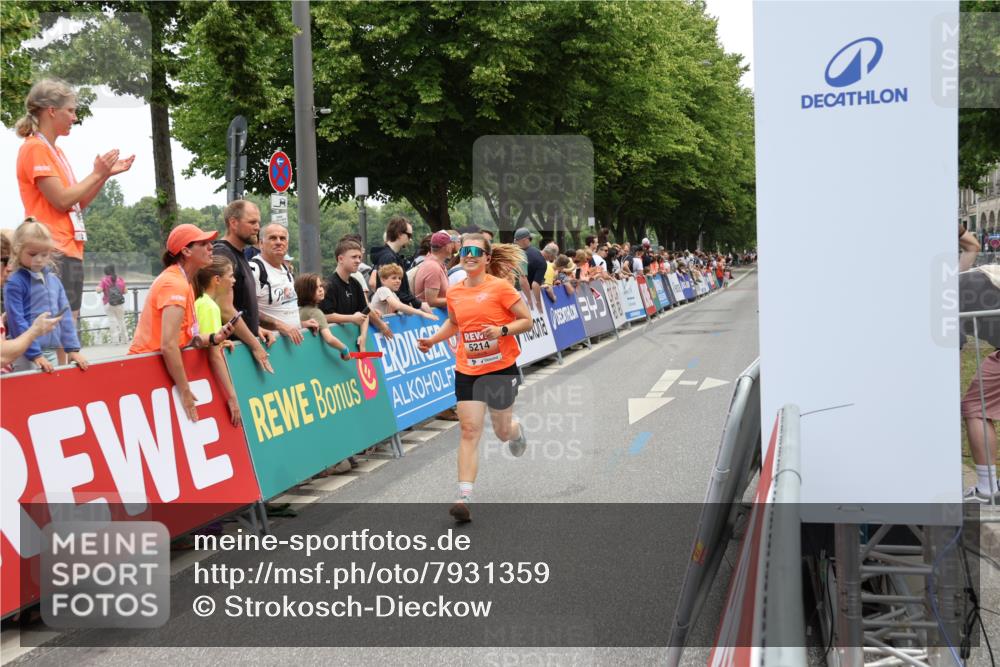 15.06.2025 - REWE Women's Run Strokosch-Dieckow http://msf.ph/oto/7931359 15.06.2025 10:54:42 Ziel 5214 meine-sportfotos.de