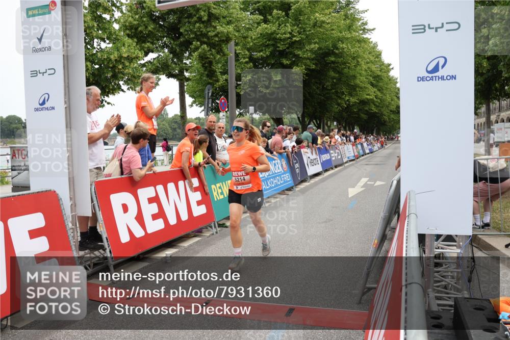 15.06.2025 - REWE Women's Run Strokosch-Dieckow http://msf.ph/oto/7931360 15.06.2025 10:54:43 Ziel 5214 meine-sportfotos.de