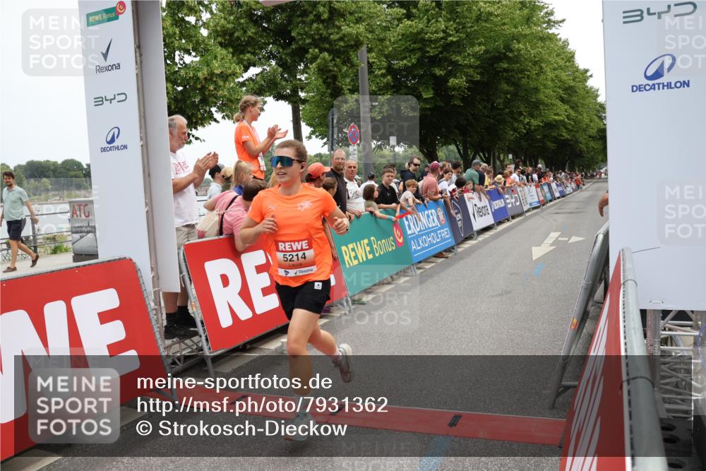 15.06.2025 - REWE Women's Run Strokosch-Dieckow http://msf.ph/oto/7931362 15.06.2025 10:54:43 Ziel 5214 meine-sportfotos.de
