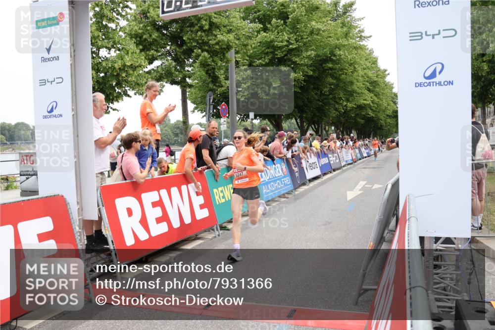 15.06.2025 - REWE Women's Run Strokosch-Dieckow http://msf.ph/oto/7931366 15.06.2025 10:55:17 Ziel 5247 meine-sportfotos.de