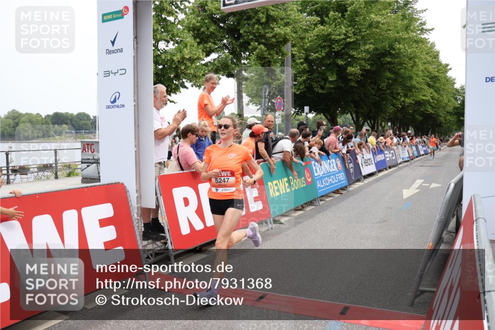 15.06.2025 - REWE Women's Run Strokosch-Dieckow http://msf.ph/oto/7931368 15.06.2025 10:55:17 Ziel 5247 meine-sportfotos.de