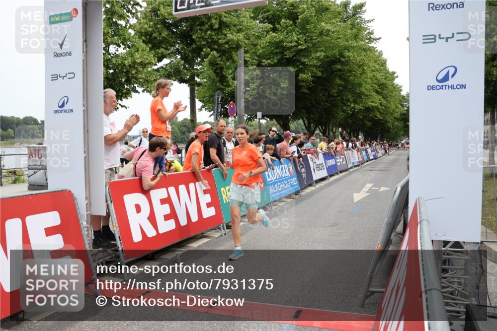 15.06.2025 - REWE Women's Run Strokosch-Dieckow http://msf.ph/oto/7931375 15.06.2025 10:55:25 Ziel 5485 meine-sportfotos.de