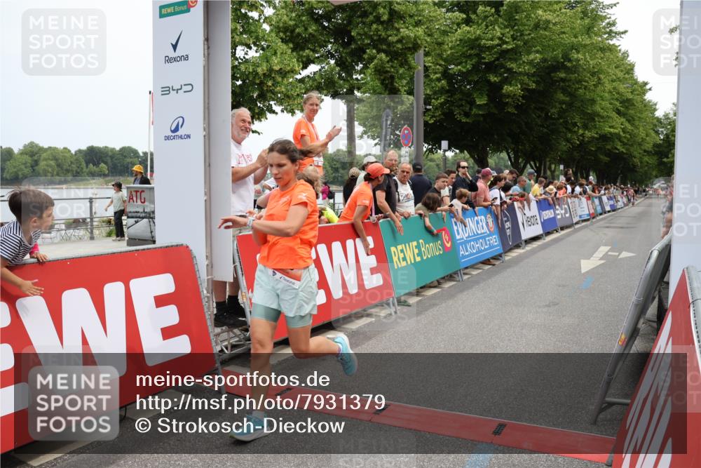15.06.2025 - REWE Women's Run Strokosch-Dieckow http://msf.ph/oto/7931379 15.06.2025 10:55:25 Ziel 5485 meine-sportfotos.de