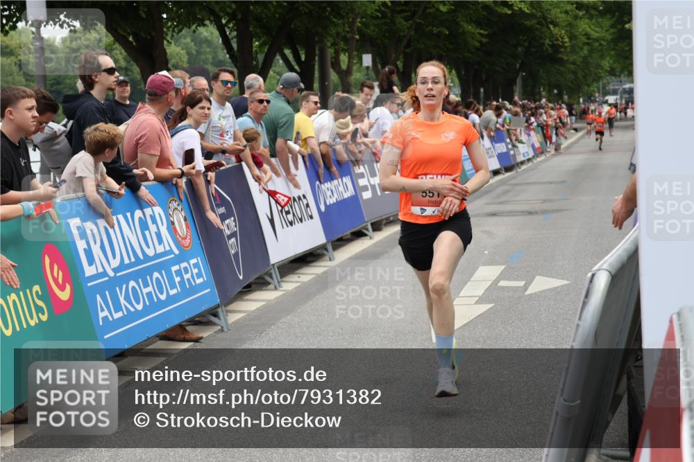 15.06.2025 - REWE Women's Run Strokosch-Dieckow http://msf.ph/oto/7931382 15.06.2025 10:55:45 Ziel 5511 meine-sportfotos.de