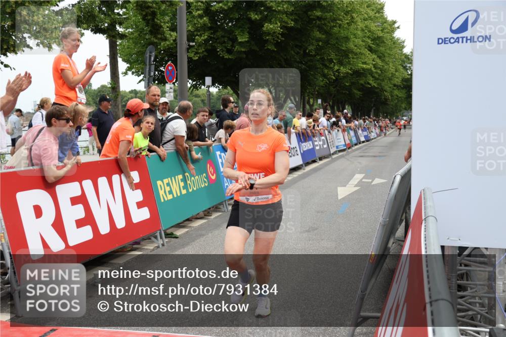 15.06.2025 - REWE Women's Run Strokosch-Dieckow http://msf.ph/oto/7931384 15.06.2025 10:55:45 Ziel 5511 meine-sportfotos.de