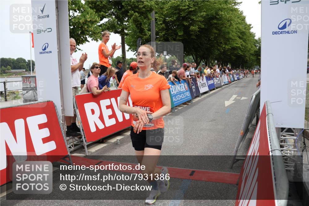 15.06.2025 - REWE Women's Run Strokosch-Dieckow http://msf.ph/oto/7931386 15.06.2025 10:55:46 Ziel 5511 meine-sportfotos.de