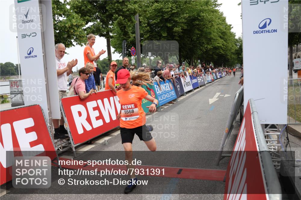 15.06.2025 - REWE Women's Run Strokosch-Dieckow http://msf.ph/oto/7931391 15.06.2025 10:55:56 Ziel 5568 meine-sportfotos.de