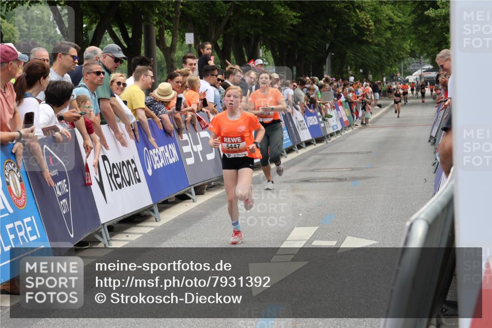 15.06.2025 - REWE Women's Run Strokosch-Dieckow http://msf.ph/oto/7931392 15.06.2025 10:56:04 Ziel 5179, 5447 meine-sportfotos.de