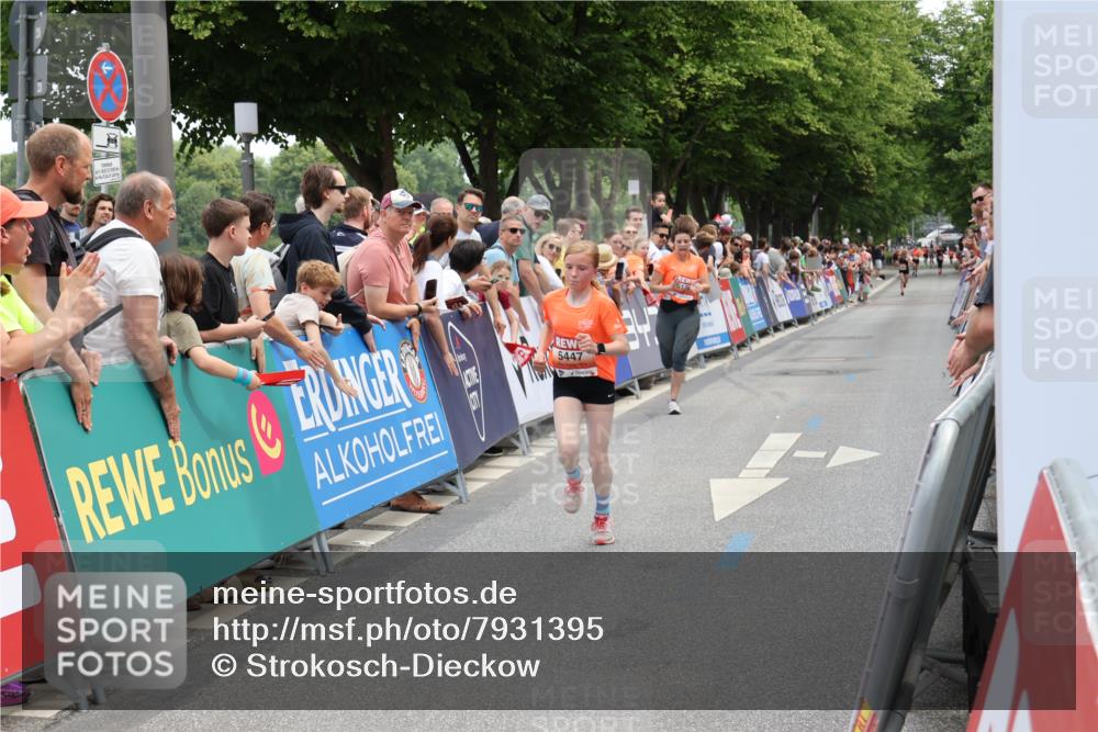 15.06.2025 - REWE Women's Run Strokosch-Dieckow http://msf.ph/oto/7931395 15.06.2025 10:56:05 Ziel 5179, 5447 meine-sportfotos.de