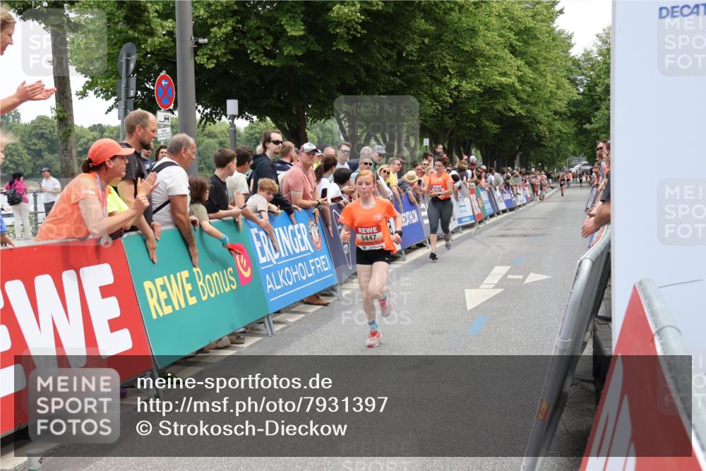 15.06.2025 - REWE Women's Run Strokosch-Dieckow http://msf.ph/oto/7931397 15.06.2025 10:56:06 Ziel 5179, 5447 meine-sportfotos.de