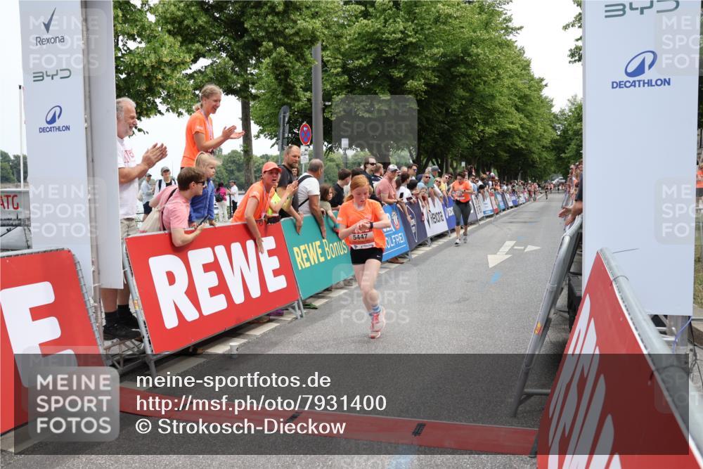 15.06.2025 - REWE Women's Run Strokosch-Dieckow http://msf.ph/oto/7931400 15.06.2025 10:56:06 Ziel 5179, 5447 meine-sportfotos.de