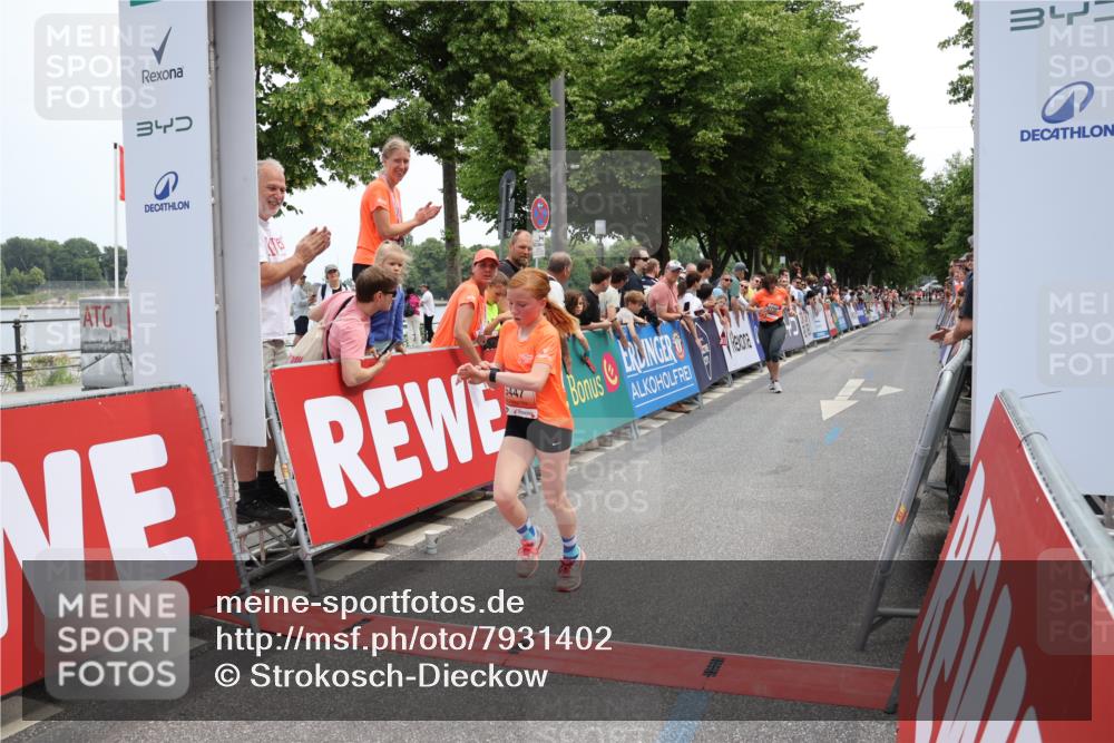 15.06.2025 - REWE Women's Run Strokosch-Dieckow http://msf.ph/oto/7931402 15.06.2025 10:56:07 Ziel 5179, 5447 meine-sportfotos.de