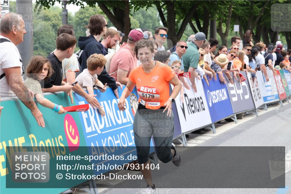 15.06.2025 - REWE Women's Run Strokosch-Dieckow http://msf.ph/oto/7931404 15.06.2025 10:56:08 Ziel 5179, 5447 meine-sportfotos.de