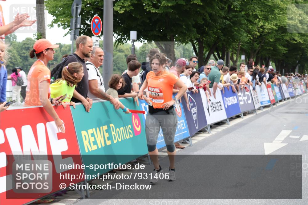 15.06.2025 - REWE Women's Run Strokosch-Dieckow http://msf.ph/oto/7931406 15.06.2025 10:56:08 Ziel 5179, 5447 meine-sportfotos.de