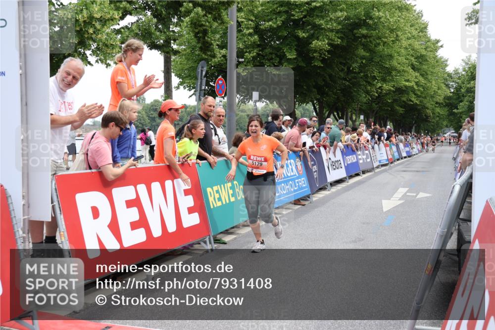 15.06.2025 - REWE Women's Run Strokosch-Dieckow http://msf.ph/oto/7931408 15.06.2025 10:56:09 Ziel 5179, 5447 meine-sportfotos.de