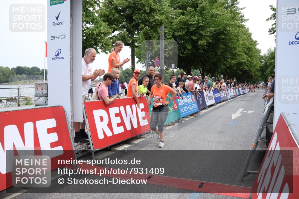 15.06.2025 - REWE Women's Run Strokosch-Dieckow http://msf.ph/oto/7931409 15.06.2025 10:56:09 Ziel 5179, 5447 meine-sportfotos.de