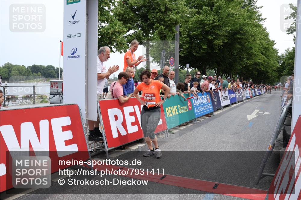 15.06.2025 - REWE Women's Run Strokosch-Dieckow http://msf.ph/oto/7931411 15.06.2025 10:56:10 Ziel 5179, 5447 meine-sportfotos.de
