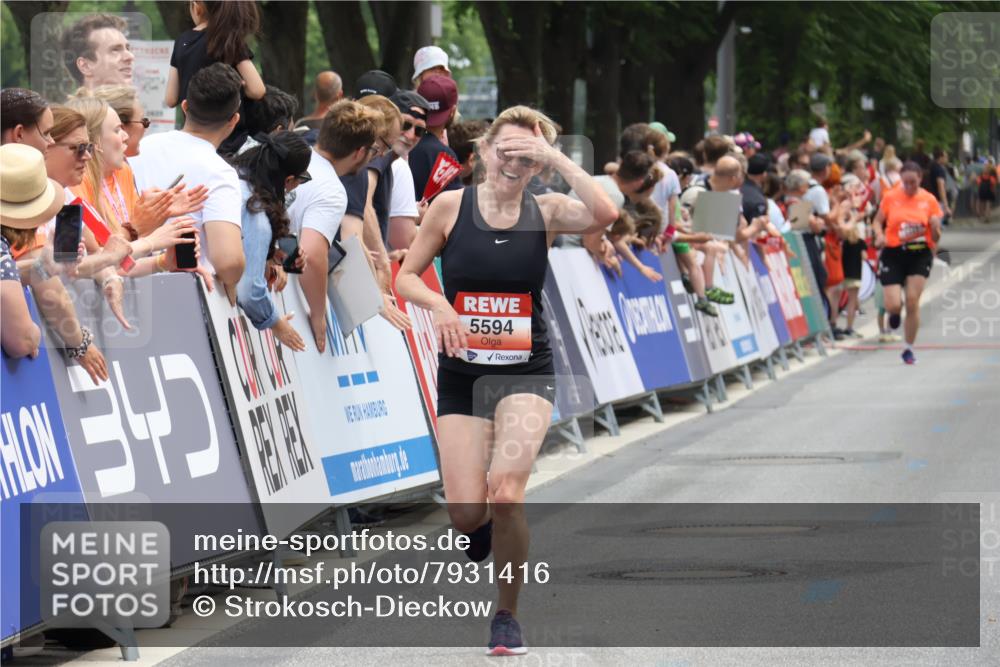 15.06.2025 - REWE Women's Run Strokosch-Dieckow http://msf.ph/oto/7931416 15.06.2025 10:56:20 Ziel 5594 meine-sportfotos.de