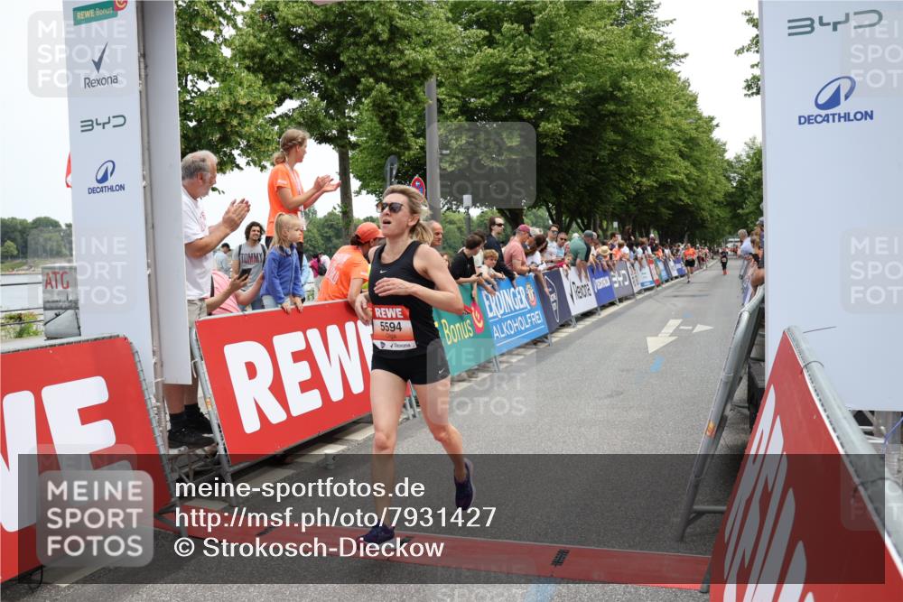 15.06.2025 - REWE Women's Run Strokosch-Dieckow http://msf.ph/oto/7931427 15.06.2025 10:56:25 Ziel 5443, 5594 meine-sportfotos.de