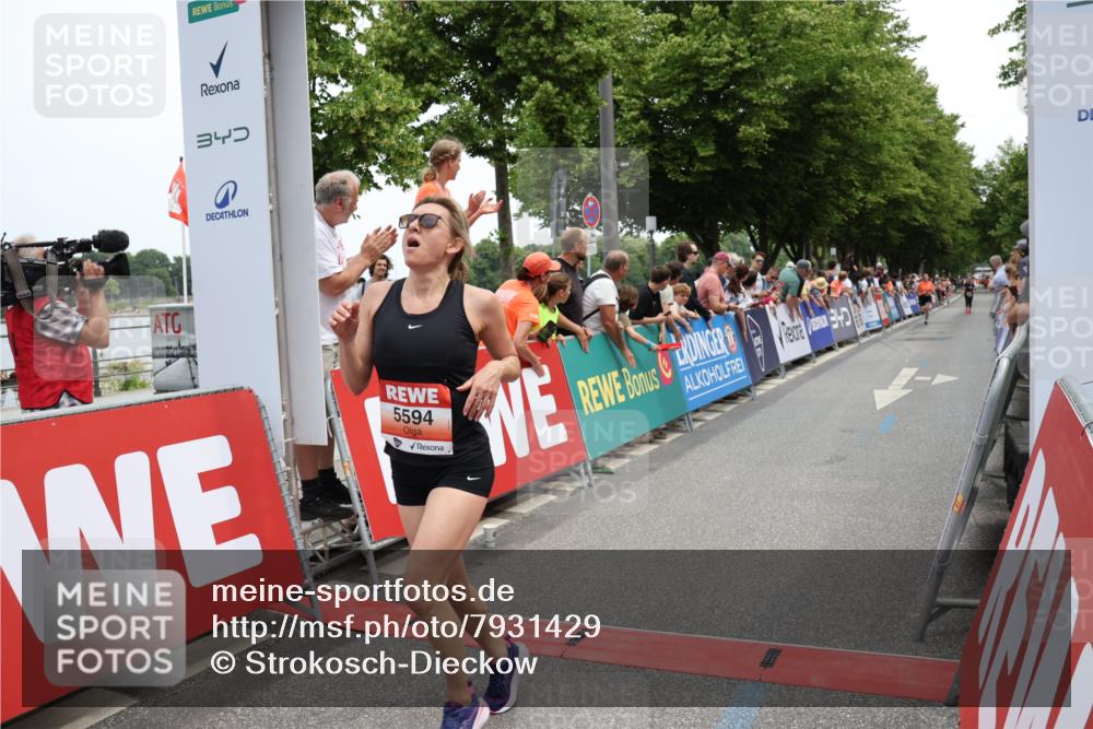 15.06.2025 - REWE Women's Run Strokosch-Dieckow http://msf.ph/oto/7931429 15.06.2025 10:56:25 Ziel 5443, 5594 meine-sportfotos.de