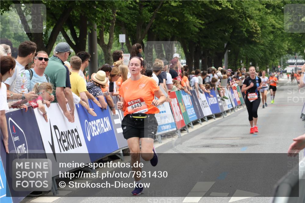 15.06.2025 - REWE Women's Run Strokosch-Dieckow http://msf.ph/oto/7931430 15.06.2025 10:56:29 Ziel 5067, 5443, 5594 meine-sportfotos.de