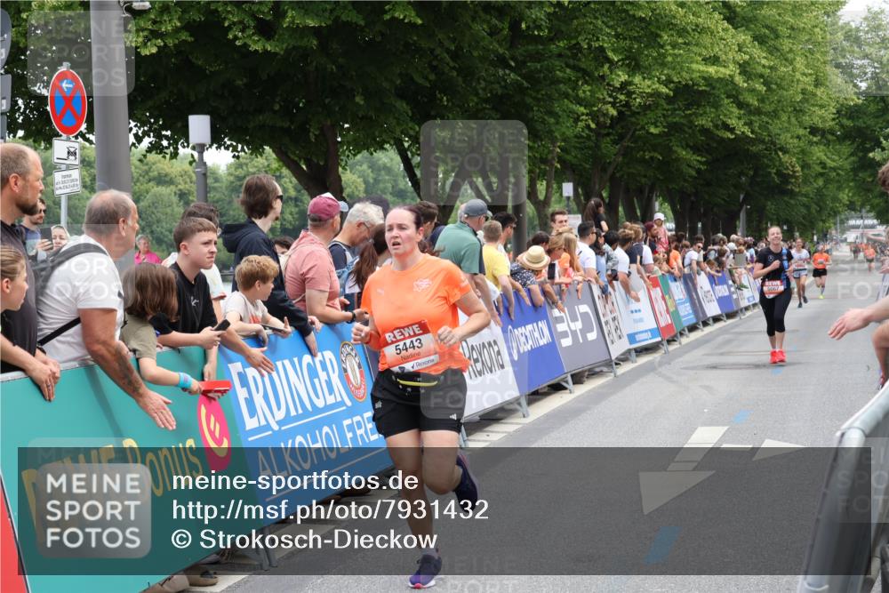 15.06.2025 - REWE Women's Run Strokosch-Dieckow http://msf.ph/oto/7931432 15.06.2025 10:56:31 Ziel 5067, 5443, 5594 meine-sportfotos.de