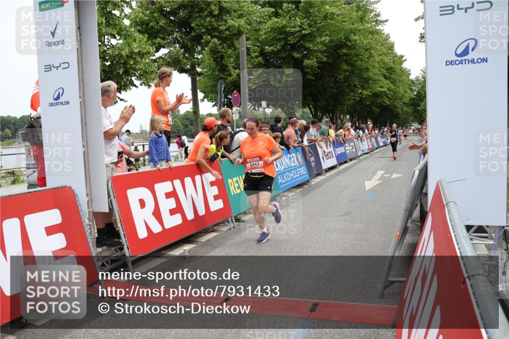 15.06.2025 - REWE Women's Run Strokosch-Dieckow http://msf.ph/oto/7931433 15.06.2025 10:56:31 Ziel 5067, 5443, 5594 meine-sportfotos.de