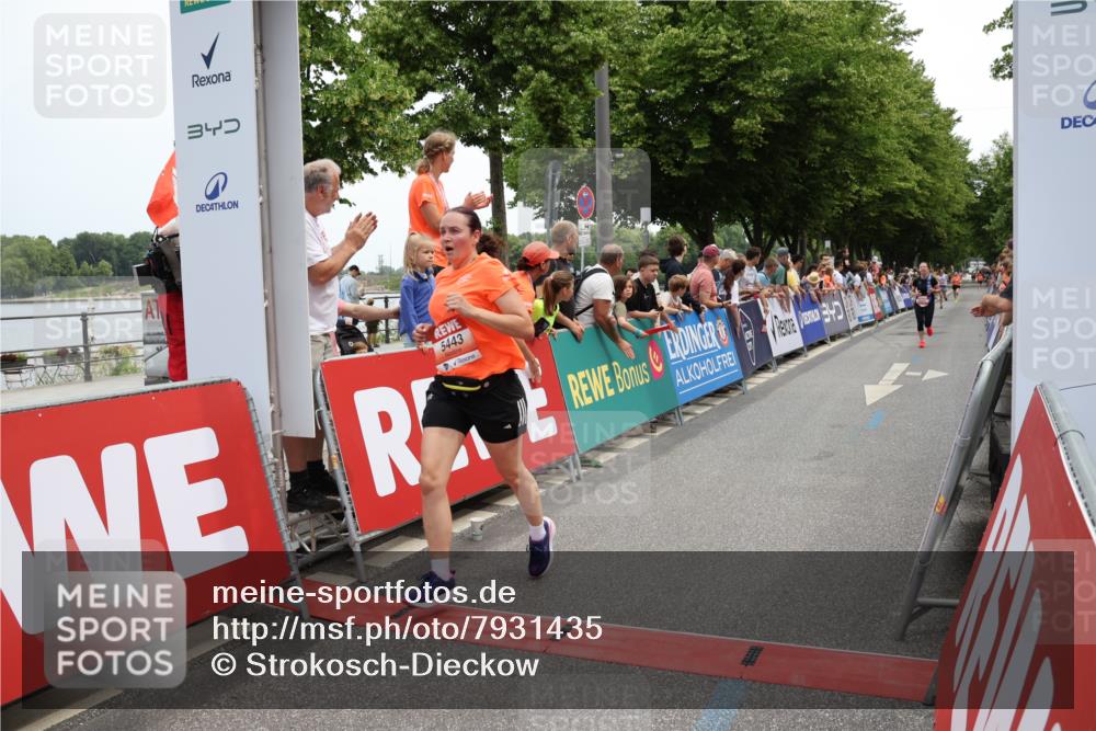 15.06.2025 - REWE Women's Run Strokosch-Dieckow http://msf.ph/oto/7931435 15.06.2025 10:56:32 Ziel 5067, 5443, 5594 meine-sportfotos.de