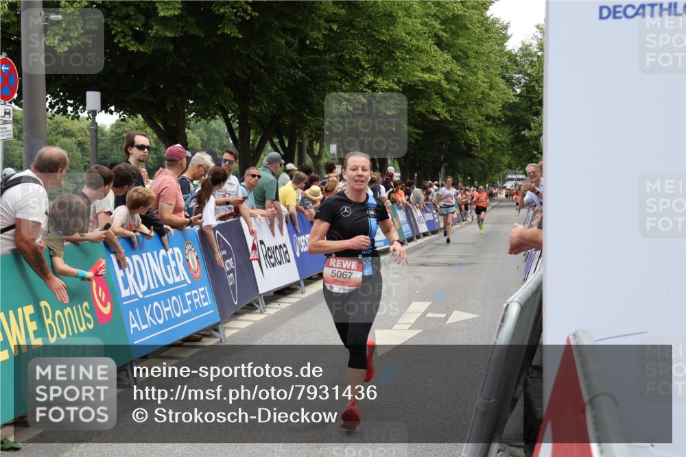 15.06.2025 - REWE Women's Run Strokosch-Dieckow http://msf.ph/oto/7931436 15.06.2025 10:56:35 Ziel 5067, 5082, 5443 meine-sportfotos.de