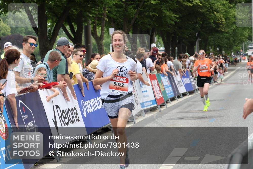 15.06.2025 - REWE Women's Run Strokosch-Dieckow http://msf.ph/oto/7931438 15.06.2025 10:56:39 Ziel 5067, 5082, 5372 meine-sportfotos.de