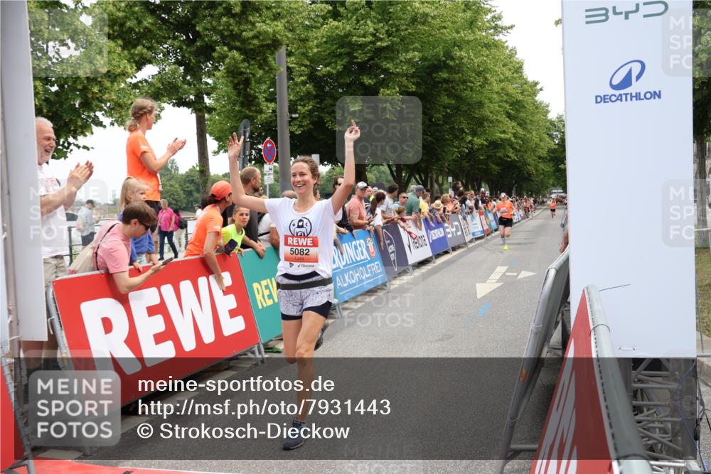 15.06.2025 - REWE Women's Run Strokosch-Dieckow http://msf.ph/oto/7931443 15.06.2025 10:56:40 Ziel 5067, 5082, 5372 meine-sportfotos.de