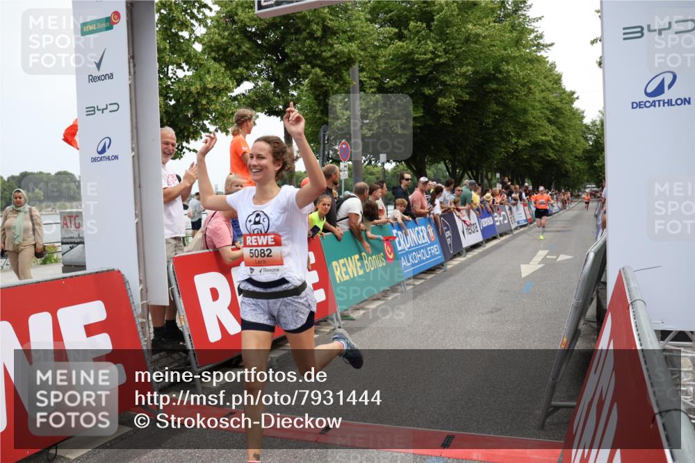 15.06.2025 - REWE Women's Run Strokosch-Dieckow http://msf.ph/oto/7931444 15.06.2025 10:56:41 Ziel 5067, 5082, 5372 meine-sportfotos.de