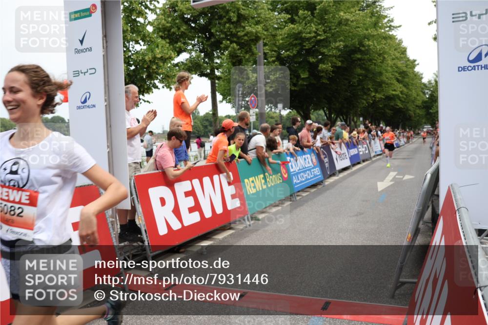 15.06.2025 - REWE Women's Run Strokosch-Dieckow http://msf.ph/oto/7931446 15.06.2025 10:56:41 Ziel 5067, 5082, 5372 meine-sportfotos.de