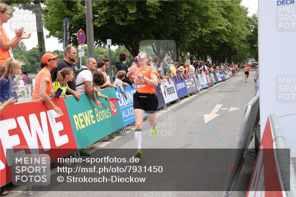 15.06.2025 - REWE Women's Run Strokosch-Dieckow http://msf.ph/oto/7931450 15.06.2025 10:56:44 Ziel 5082, 5372, 5576 meine-sportfotos.de