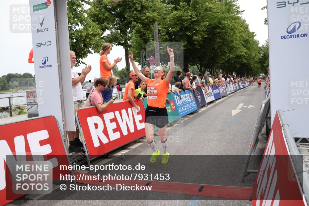 15.06.2025 - REWE Women's Run Strokosch-Dieckow http://msf.ph/oto/7931453 15.06.2025 10:56:44 Ziel 5082, 5372, 5576 meine-sportfotos.de