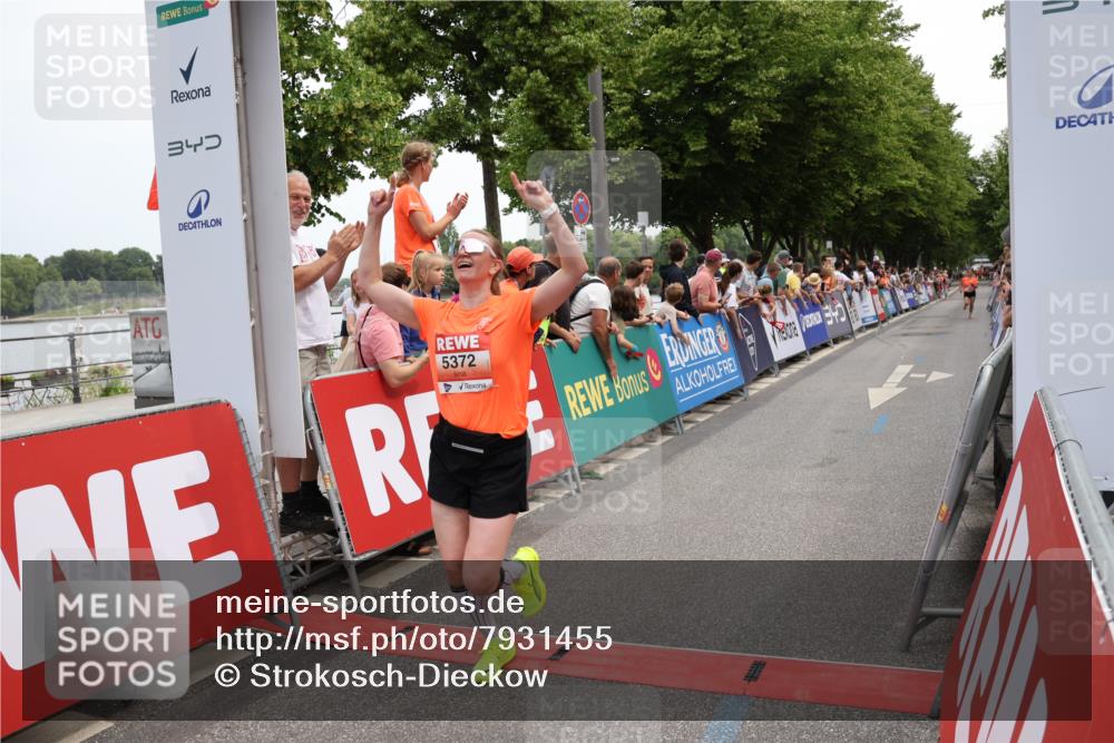 15.06.2025 - REWE Women's Run Strokosch-Dieckow http://msf.ph/oto/7931455 15.06.2025 10:56:45 Ziel 5082, 5372, 5576 meine-sportfotos.de