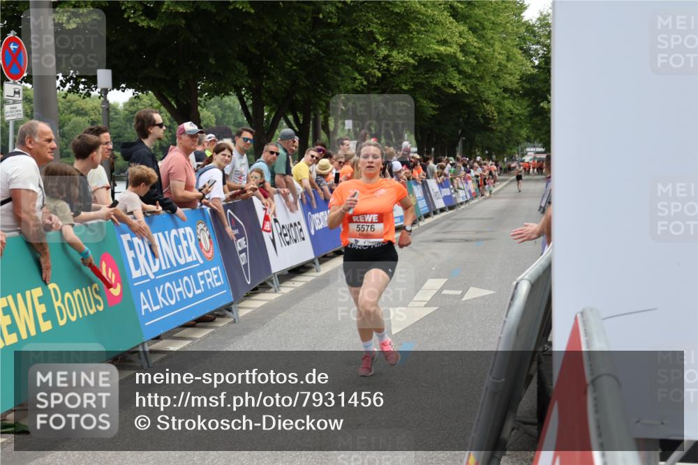 15.06.2025 - REWE Women's Run Strokosch-Dieckow http://msf.ph/oto/7931456 15.06.2025 10:56:49 Ziel 5372, 5576 meine-sportfotos.de