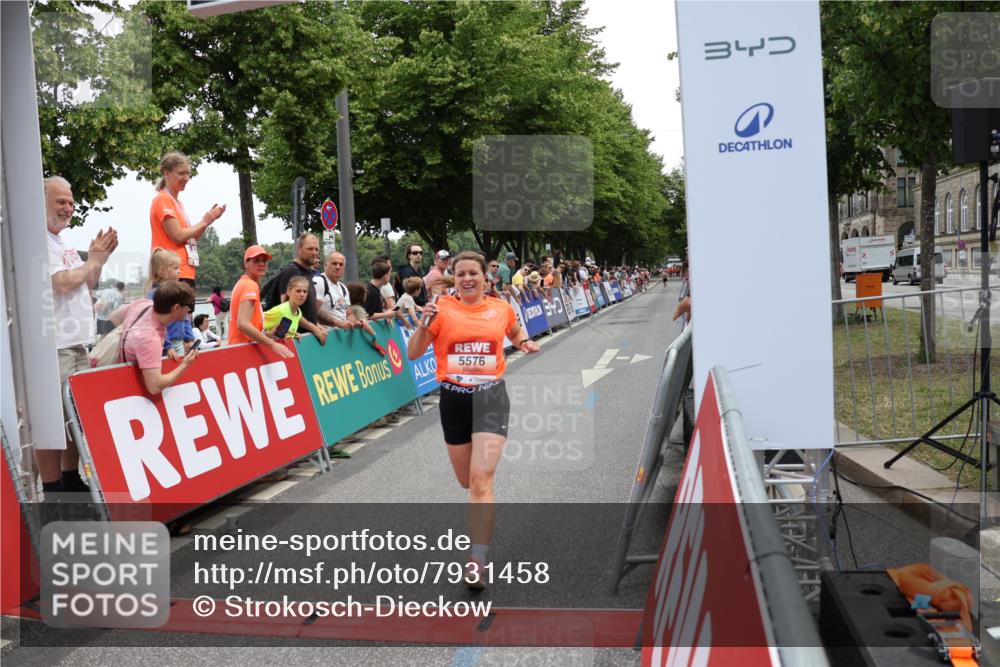 15.06.2025 - REWE Women's Run Strokosch-Dieckow http://msf.ph/oto/7931458 15.06.2025 10:56:50 Ziel 5372, 5576 meine-sportfotos.de