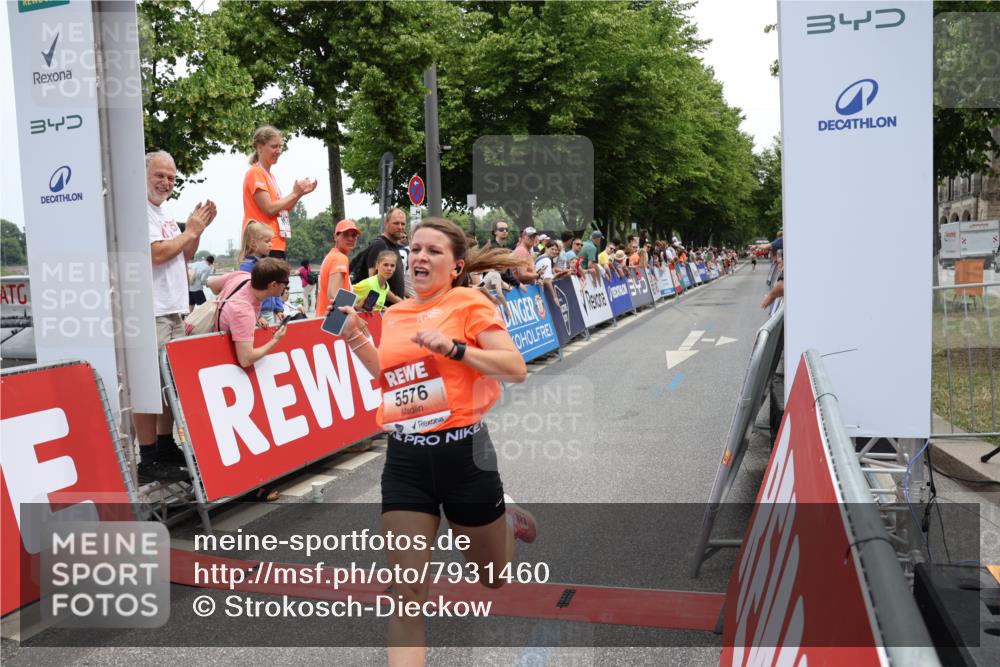 15.06.2025 - REWE Women's Run Strokosch-Dieckow http://msf.ph/oto/7931460 15.06.2025 10:56:50 Ziel 5372, 5576 meine-sportfotos.de