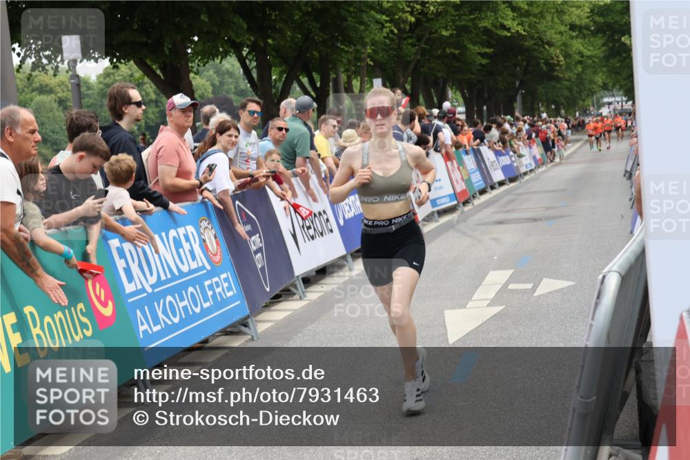 15.06.2025 - REWE Women's Run Strokosch-Dieckow http://msf.ph/oto/7931463 15.06.2025 10:57:04 Ziel 5251 meine-sportfotos.de