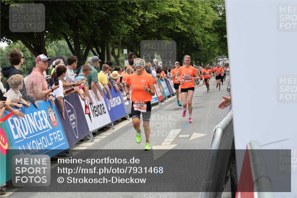 15.06.2025 - REWE Women's Run Strokosch-Dieckow http://msf.ph/oto/7931468 15.06.2025 10:57:21 Ziel 5142, 5537, 5656 meine-sportfotos.de