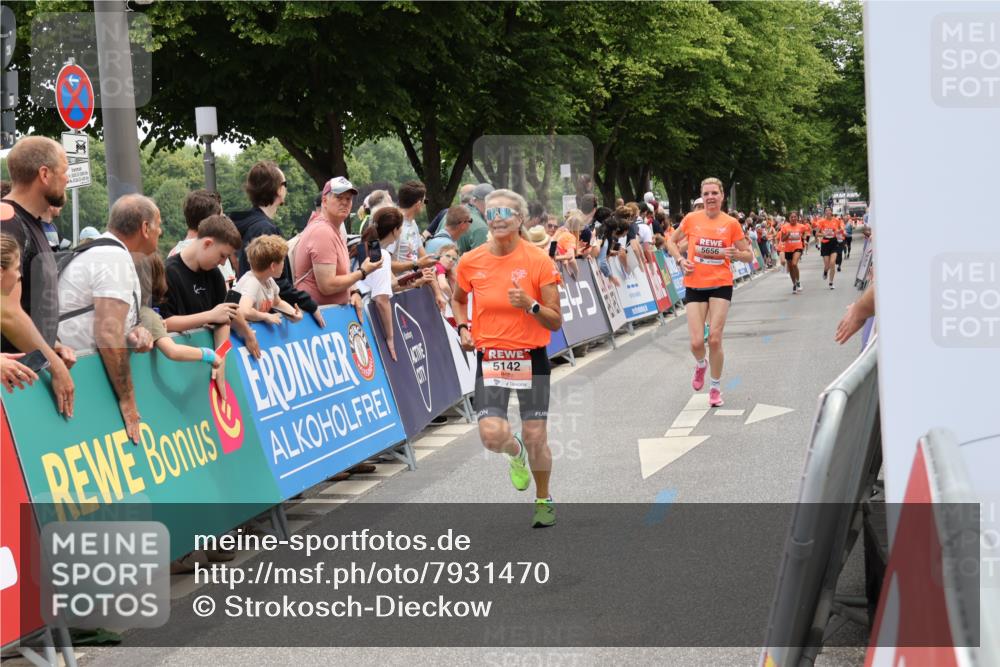 15.06.2025 - REWE Women's Run Strokosch-Dieckow http://msf.ph/oto/7931470 15.06.2025 10:57:22 Ziel 5142, 5537, 5656 meine-sportfotos.de
